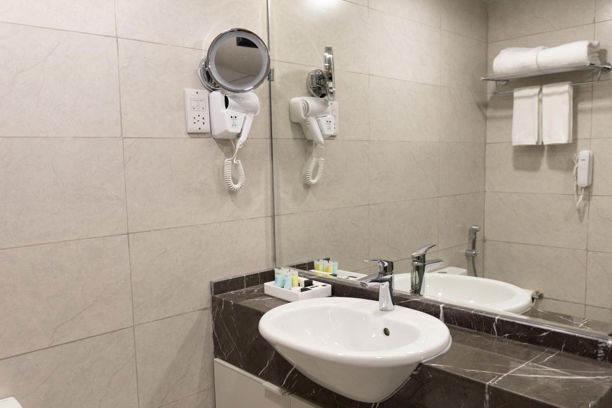 דובאי Vendome Plaza Hotel מראה חיצוני תמונה